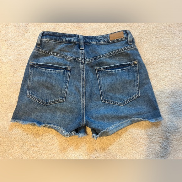 ⭐️NEVER WORN⭐️ Garage Mom Short Jean Shorts - Picture 5 of 7